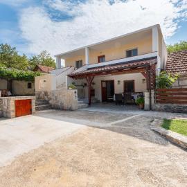 Amazing Home In Medvida, hotel em Medviđa