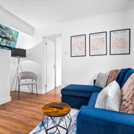 Comfortable 2 Bed Apt, Sleeps 8, Parking, Great for Contractors, Families and Leisure Stays, West Midlands, near Birmingham, Edenwood Residence, hotel in Droitwich