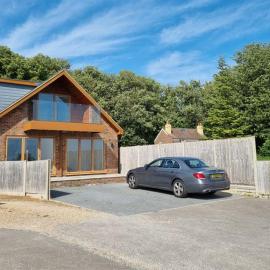 4 Bed House - Hill top views - 3 car driveway