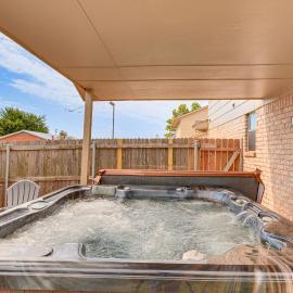 Oklahoma City में, होटल South OKC Home w/ Hot Tub-Game Room: 18 Mi to OU!