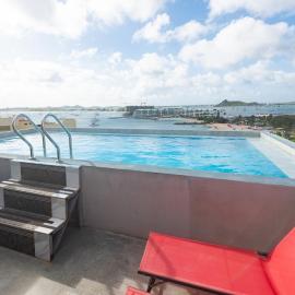 4 Bedroom Beachfront Condo with Private Pool D21, hôtel à Simpson Bay