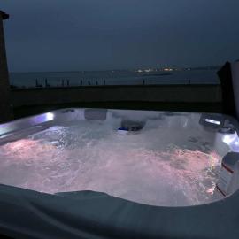 Luxury Orkney Cottage with Hot Tub, hotel in Rendall