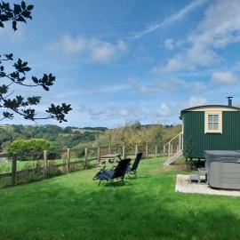 Harmony Hut Hot Tub 2 miles from beach,in rural setting Bude Cornwall, khách sạn ở Stratton