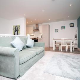 STYLISH COASTAL GETAWAY- PRIVATE ENTRANCE - SLEEPS 4- PRIVATE CAR PARKING SPACE- SUPERFAST WiFi- FLATSCREEN SMART TV- 4 MIN TO BOURNEMOUTH PIER- 2 MIN TO BARS & RESTUARANTS