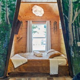 TeePee at Paradise Point with a hot tub fire pit & grill, hotelli kohteessa Bryant