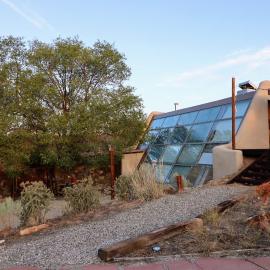 Serene Earth Ship King Suite with Mountain views, Hotel in El Prado