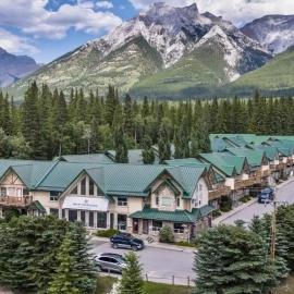 banff woods lodge, отель в Канморе