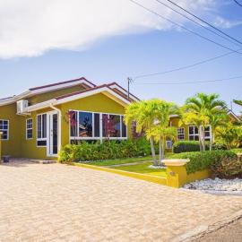 Adorable Beach House in Draxhall Gated Pool Gym, hotel in Saint Annʼs Bay