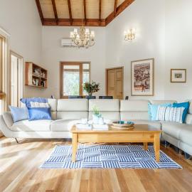 Country Home Stay, Animals, 2 Properties Sleeps 17, Hotel in Balnarring