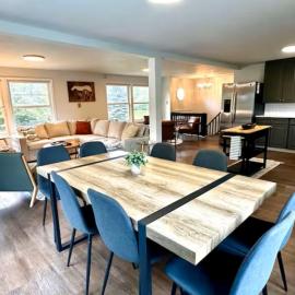 Pocono Mountain Escape - Steps to Lake- Hot Tub - Games- 9 Mins to Ski Slopes!、Long Pondのホテル