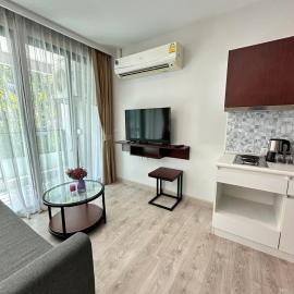 Condominium Royal Lee Airport Phuket30, Hotel in Ban Bo Han