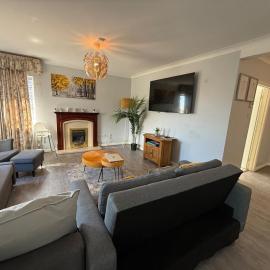Spacious 3 Bedroom Brighton Home - Near South Downs - Stunning Sea Views - Garden - Pool Table - Free Parking for Cars