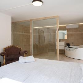 Bas de villa piscine balnéo cheminée sauna