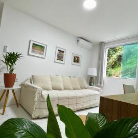Large and comfortable apartment 3 minutes from Porto da Barra beach, with Wi-Fi 500 MB, close to all stores