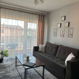 Modern apartment with balcony, hotelli kohteessa Užliedžiai