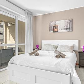 PE19 - Bright & Modern Apartment with Park View -