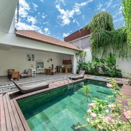 Modern Tropical 2BR Villa in Seminyak Kuta with Pool & Garden، فندق في ليغِيان