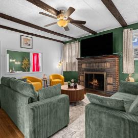 Charming 4BR Retreat in Arlington Sleeps 12 NearDC, hotel in Arlington