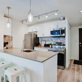 Cozy Urban Living! 2 mins from BC place, private parking !