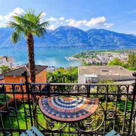 Romantic Lake View Apartment with Balcony and Parking in Orselina Locarno, khách sạn ở Orselina
