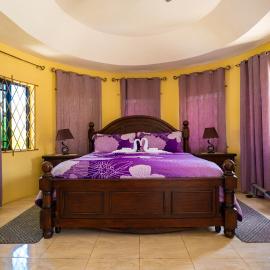 Elegant,Central & spacious unit with AC at DW APTS, hotel en Mandeville