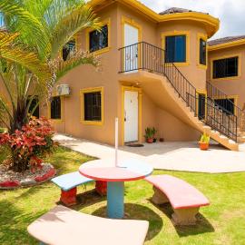 Elegant,Central & spacious unit with AC at DW APTS, hotel in Mandeville