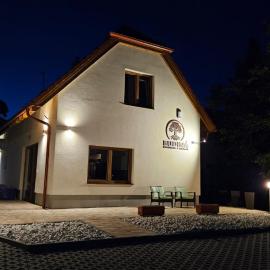 Apartmánový dom Budiná، فندق في Budiná
