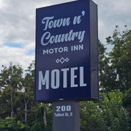Town'n Country Motor Inn: Leamington şehrinde bir otel