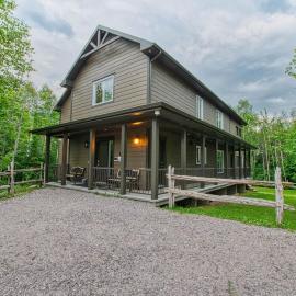 La Maison Eden Sauna & Spa Near Le Massif de Charlevoix, hotel in Petite-Rivière-Saint-François