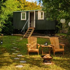 Hill Top Hideaway Shepherds Hut with Hot Tub, hotel in Purleigh