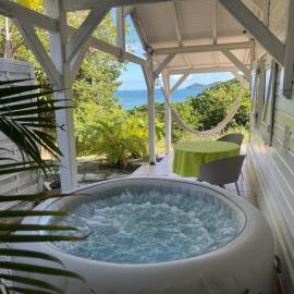 Bungalow vue sur mer avec jacuzzi en pleine nature, hotel sa Le Robert
