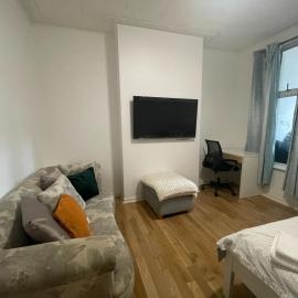 96TR Comfy room with double bed Edmonton Green
