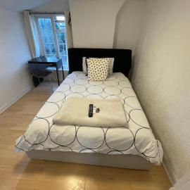 96TR Double bed bedroom - Edmonton green