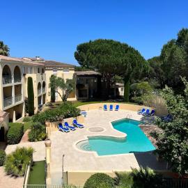 Simple basic one bedroom apt with pool and tennis at the entrance of Saint Tropez