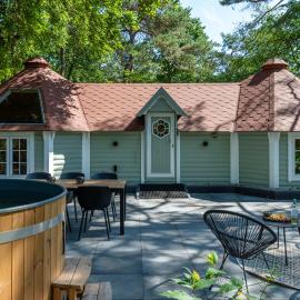 Prachtige 4p wellness Kota in bos met Sauna en Hottub، فندق في ديفير