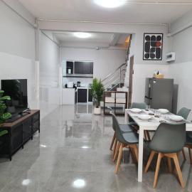 Ananta House, hotel a Bang Su