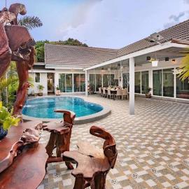 Madame pool villa