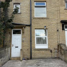 Contemporary 2BR Stay for 7 with WiFi & Private Parking - near BRI & Bradford Centre, hotel in Bradford