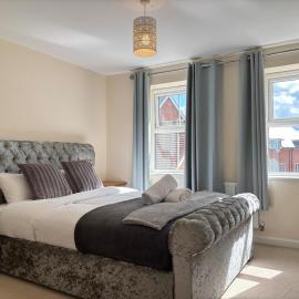 4BR Home - Gym - 3BA - Free Parking - En-suite - Near LGW Airport, Hotel in Horsham