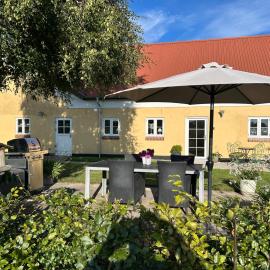 Ferielejlighed med egen have, hotel in Hals