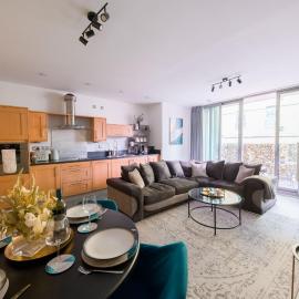 Spacious 2 Bed 2 Bath Apartment with Balcony - Birmingham City Centre, Hotel in Birmingham