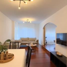 VIVIENDA OLGA, piso tranquilo con parking a 10 min de Santiago, hotell i Sigüeiro