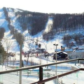 Superbe ski-in ski-out condo, hotel em Bromont