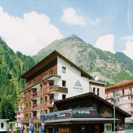 Alpine B&B including summercard, хотел в Плангерос
