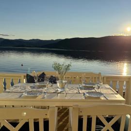 Feriehus ved Nisser med egen strand, brygge, peis og robåt til fri bruk, Hotel in Kyrkjebygdi