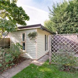 Garden room & en-suite shower with barrel sauna