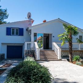 House Bianca with garden, hotel in Malinska