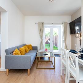 Open Mind Property - Cozy 4BR Flat & HotTub, Bognor, hotel a Bersted