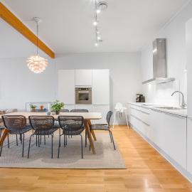 Spacious 3BD Two Level Apartment Close to Tromsø Centre, хотел в Тромсьо