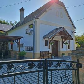 Nánaháza, Hotel in Alsónána